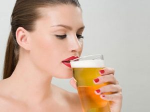 Женщина пьет пиво