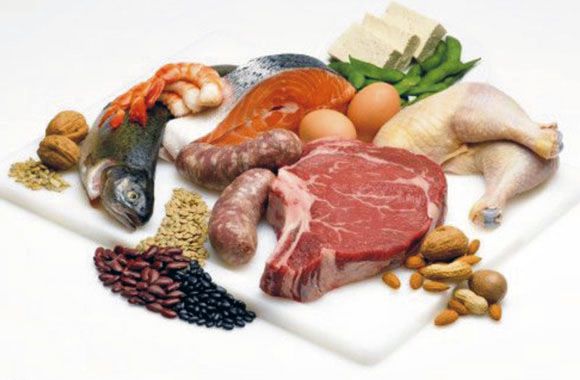 мясо орехи рыба яйца на доске