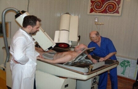мужчину исследуют в больнице