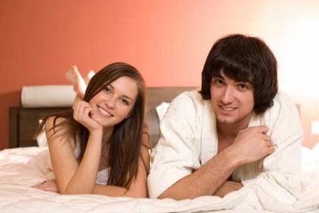 парень-и-девушка-лежат-в-постели-на-животе