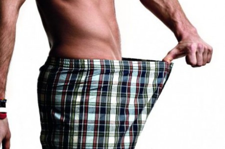 парень смотрит в шорты парень смотрит в шорты