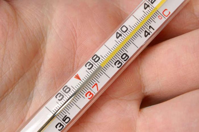 градусник с температурой 39 в руке