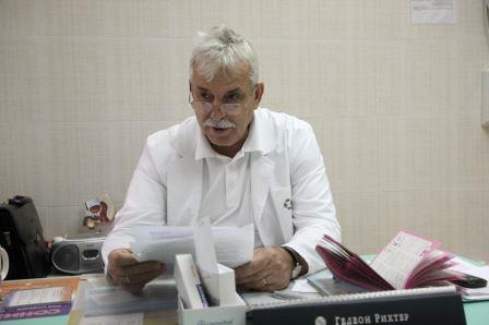врач читает с листа