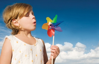 Девочка дует